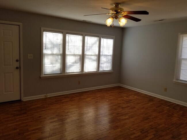 Building Photo - 1421 E Division St