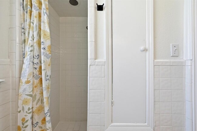 Building Photo - 1403 Windsor Rd