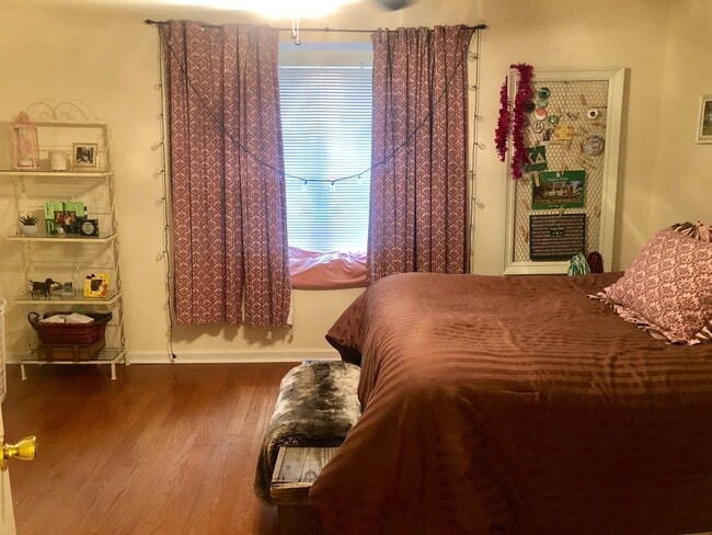 Building Photo - Cute cottage next to campus!