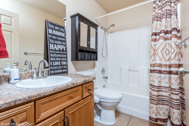 Building Photo - 3 Bedroom Townhome with Private Patio