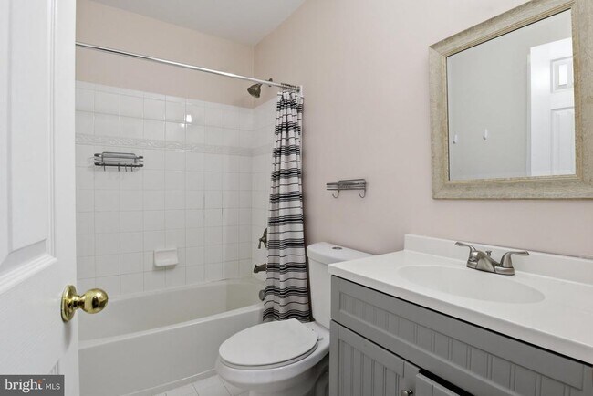 Building Photo - 915 Buttonwood Terrace NE