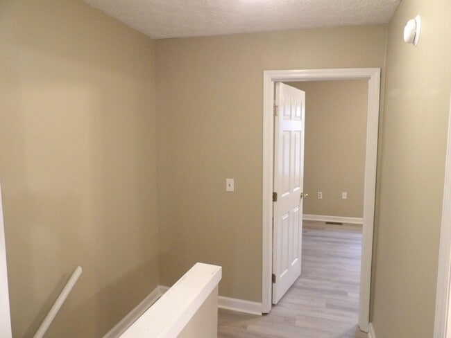 Building Photo - 244 Meadowview Dr