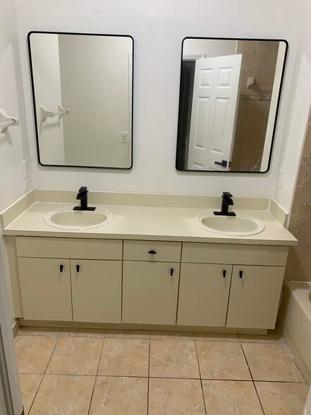 On suite master bathroom - 13800 SW 275th St