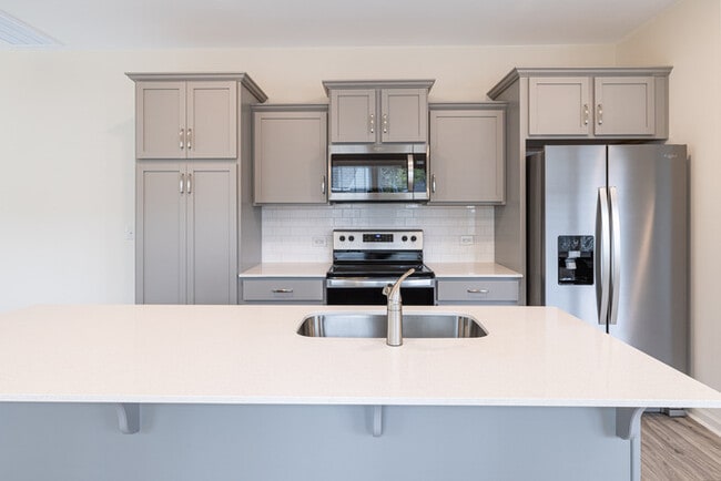 Building Photo - 3 Bedroom Townhome Main Street Pineville - AVAILABLE JUNE 2026