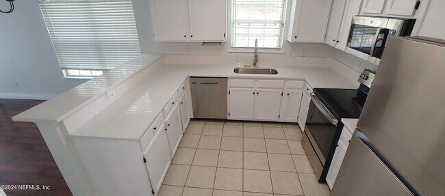 Building Photo - 3559 Pond Ridge Ct W