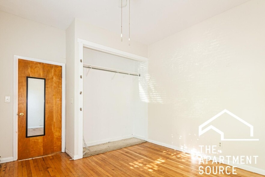 Building Photo - 923 W Waveland Ave