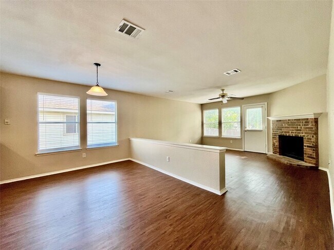 Building Photo - 2200 Lookout Ln