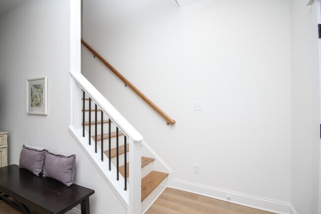 Building Photo - MOVE IN READY - LUXURY TOWNHOUSE!