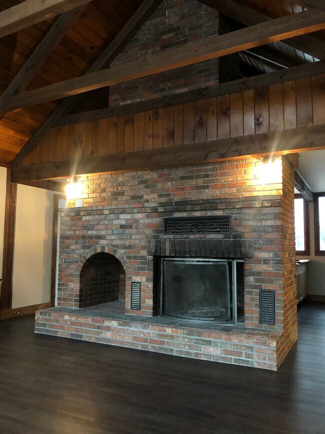 Building Photo - 350 US-7