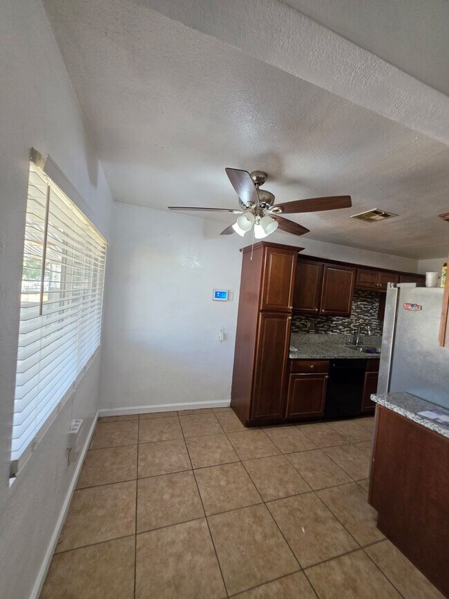 Building Photo - 1225 Castaic Ave