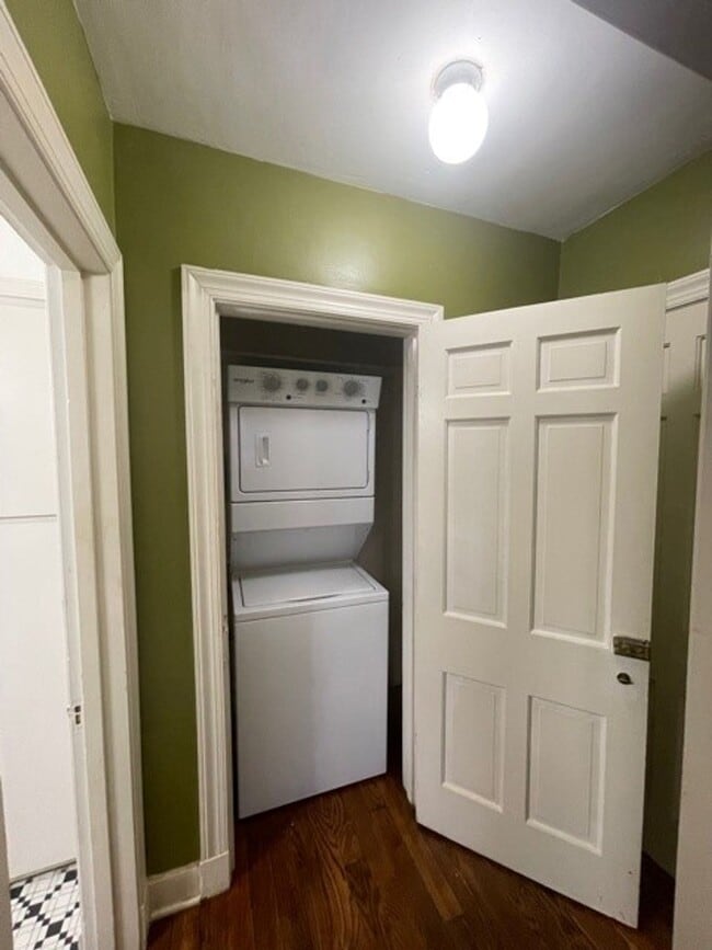 Building Photo - 1 bedroom duplex with washer and dryer