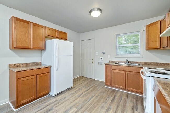 Building Photo - Newly Renovated 5 Bedroom Unit!