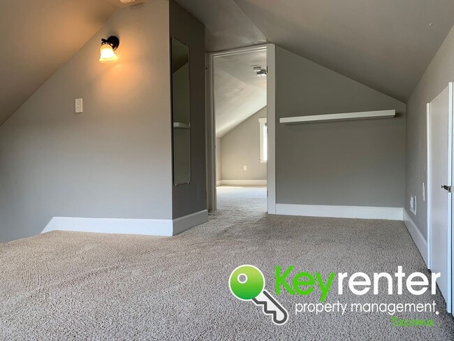 Building Photo - Centrally Located 3Bed/1.5Bath Tacoma Home!