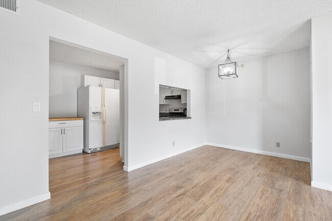 Building Photo - 1605 SW Silver Pine Way