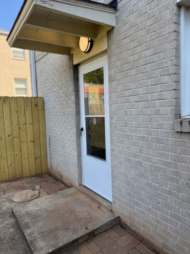 Building Photo - Downtown living at its best!  Remodeled - 2-Story End-Unit is convenient to all that Downtown Gre...