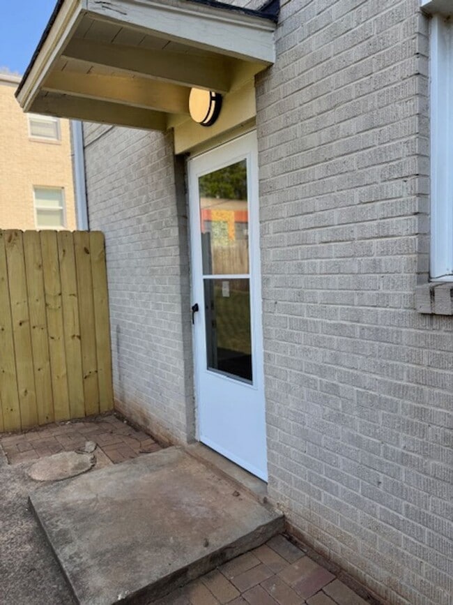 Building Photo - Downtown living at its best!  This Cute - ...
