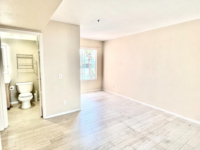 Building Photo - 221 Donax Ave
