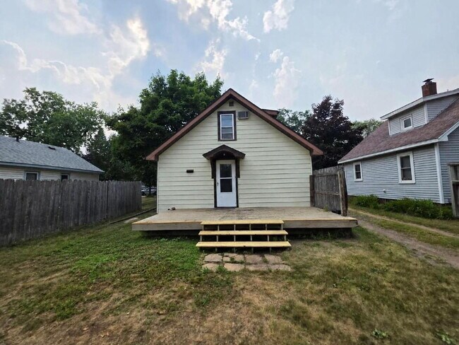 Building Photo - 2 Bedroom, 1 Bathroom Home with Garage Available Now