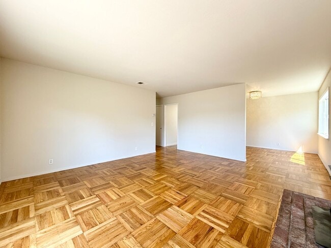 Building Photo - Spacious Ranch-Style Home with Bonus Room ...