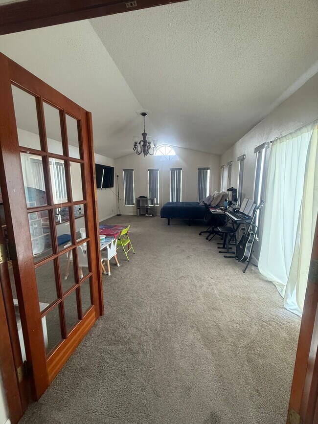 Building Photo - 513 Sunny Cir