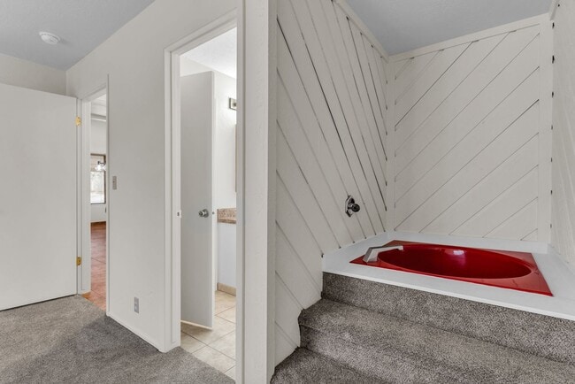 Building Photo - Prime Park Meadows Home