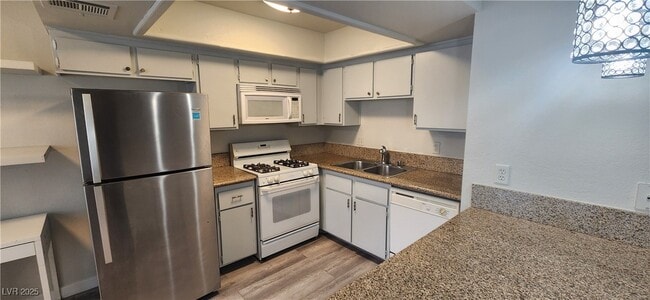 Building Photo - 825 Rock Springs Dr
