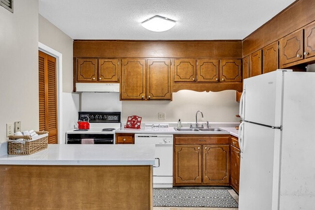 Building Photo - 2 Bedroom, 1.5 Bathroom Condo in High Point!