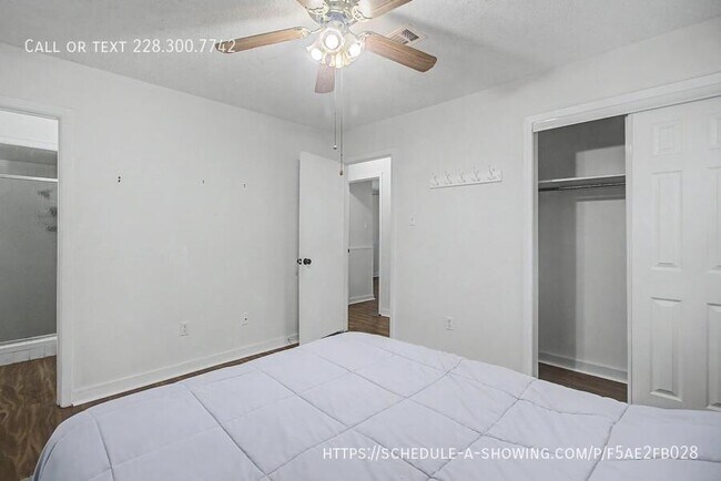 Building Photo - 883 Rustwood Dr