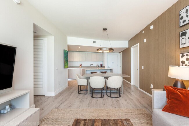Building Photo - 4011 S Ocean Dr