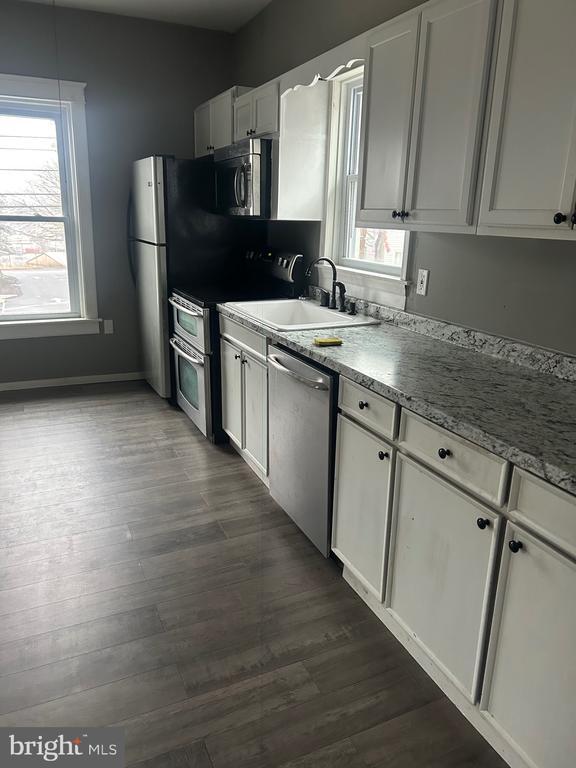 Building Photo - 17 N Main St