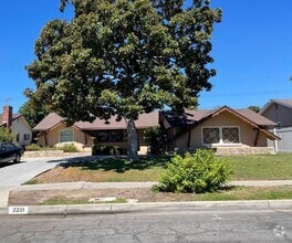 Building Photo - 4 Bedroom Mid-Century Classic Fullerton Ho...