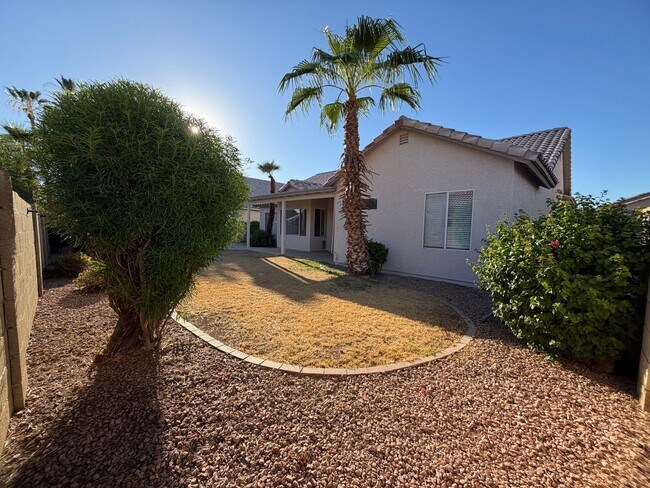 Building Photo - UPDATED BEAUTY IN GARDEN LAKES