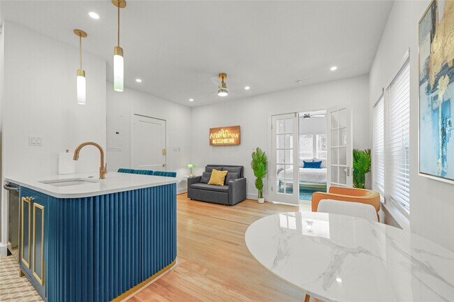 Building Photo - 808 Sul Ross St