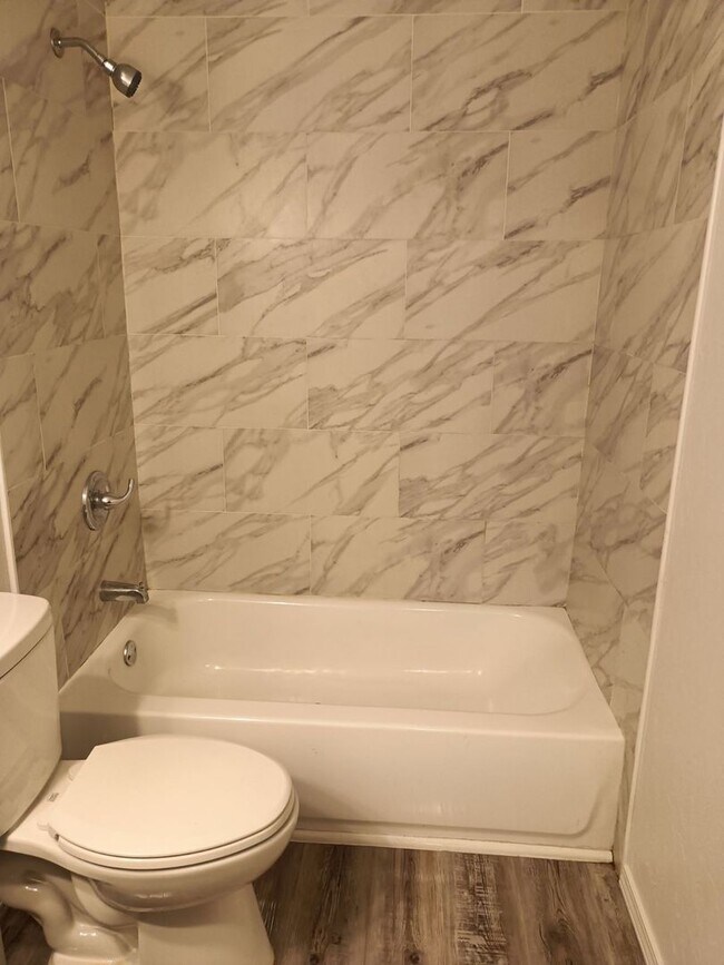 Building Photo - Beautiful 3 Bed / 1 Bath apartment for your family!