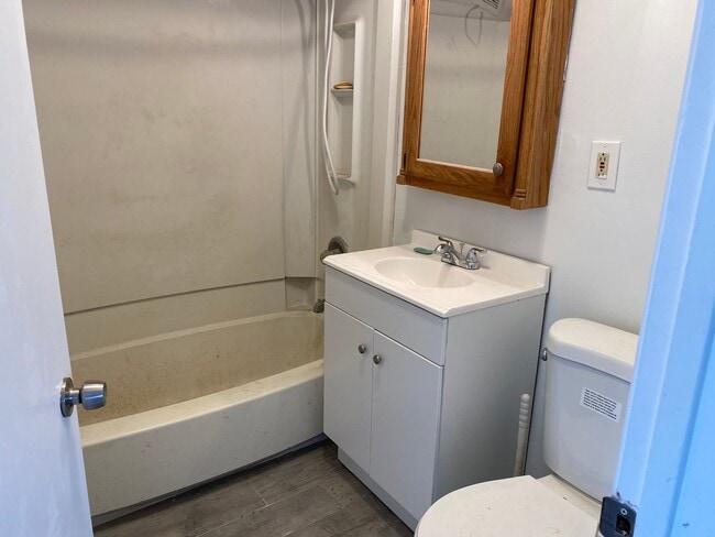 Building Photo - 3 Bedroom 2 Bath Home In Roseville