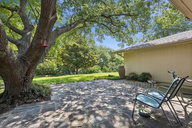 Building Photo - 2016 Willowbrook Way