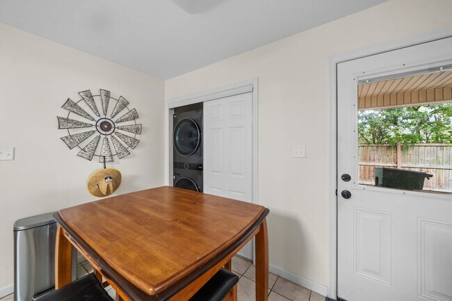 Building Photo - Southside Savannah Gem – 4BR Home in Windsor Forest with Sunroom & Patio