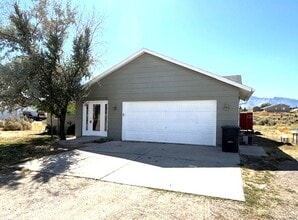 Building Photo - 3 bedroom house in Spring Creek with garage