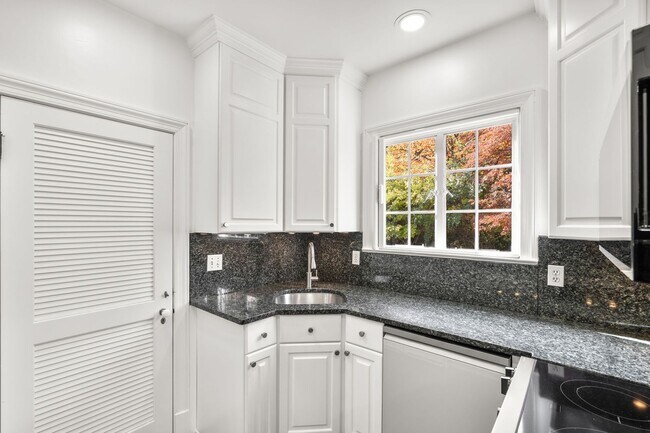 Building Photo - 3 Bed 2.5 Bath - Chevy Chase Colonial - Mo...