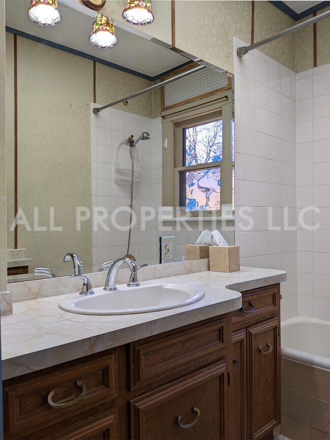 Building Photo - 557 S Race St