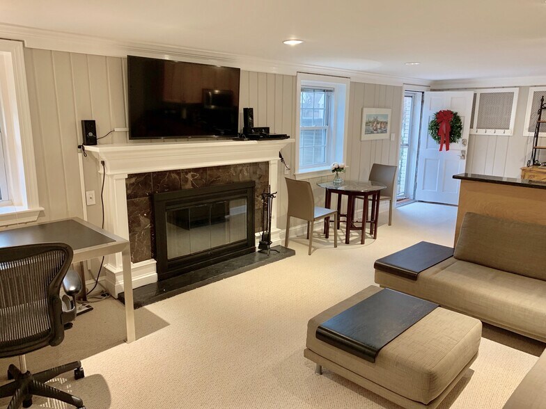 Building Photo - 3828 Cathedral Ave NW