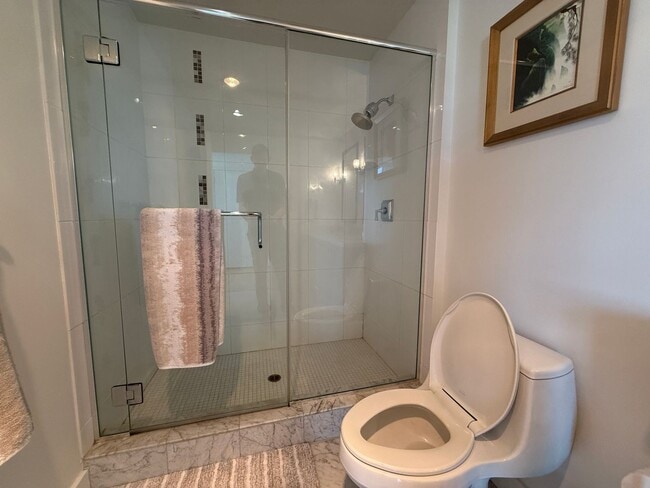 Building Photo - Upscale 2 Bed 2 Bath with Floor-to-Ceiling Windows and Stunning City Views