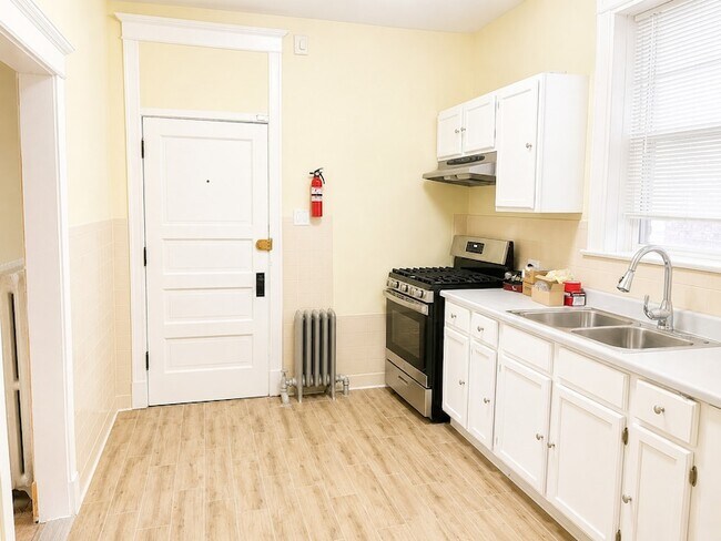 Building Photo - 1320 W 64th St