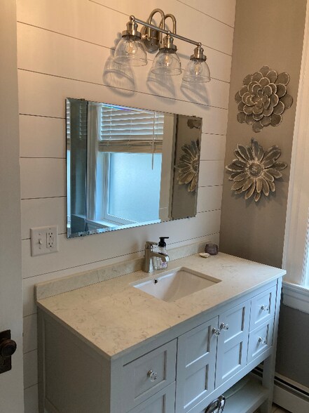 Building Photo - 593 Laurel Ave