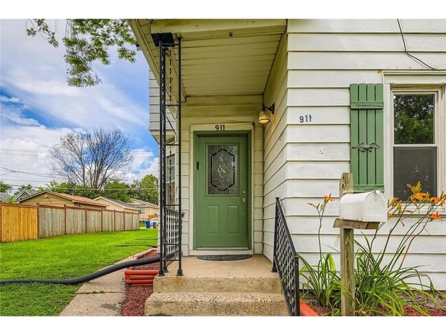 Building Photo - 911 Sims Ave