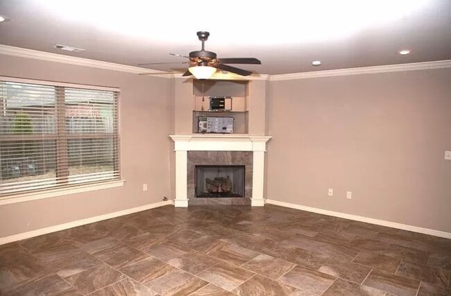 Building Photo - Available August 1st! Two-Story 3 Bedroom, 2.5 Bathroom in the center of Fayetteville
