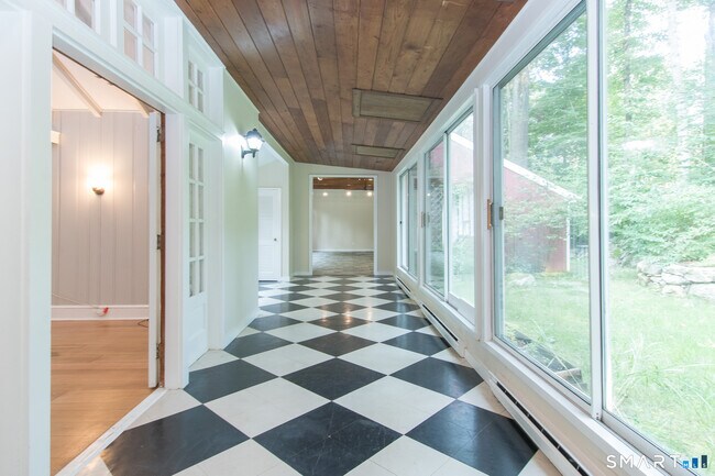 Building Photo - 211 New Canaan Rd