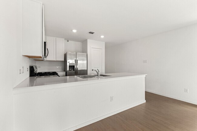 Building Photo - 3005 Majestic Sunrise Dr
