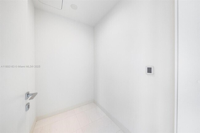 Building Photo - 300 Biscayne Blvd Way