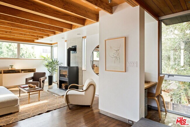 Building Photo - 724 Superba Ave